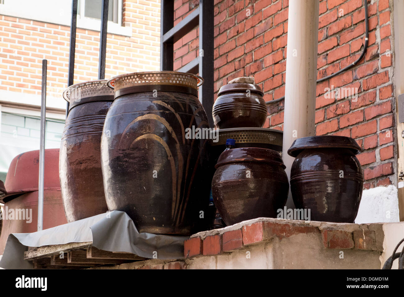 Traditional Korean clay pots for storing food, Bukchon Hanok Village, Seoul, Korea Stock Photo
