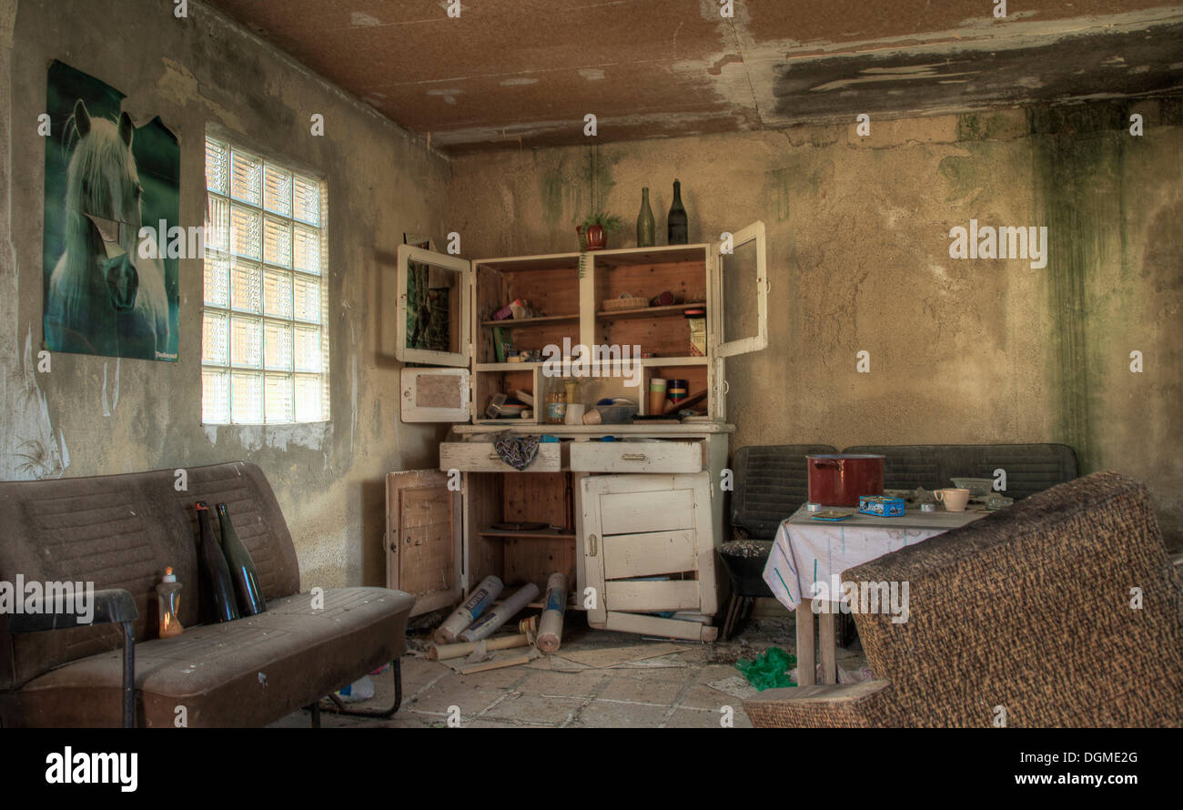 Rundown apartment interior hi-res stock photography and images - Alamy