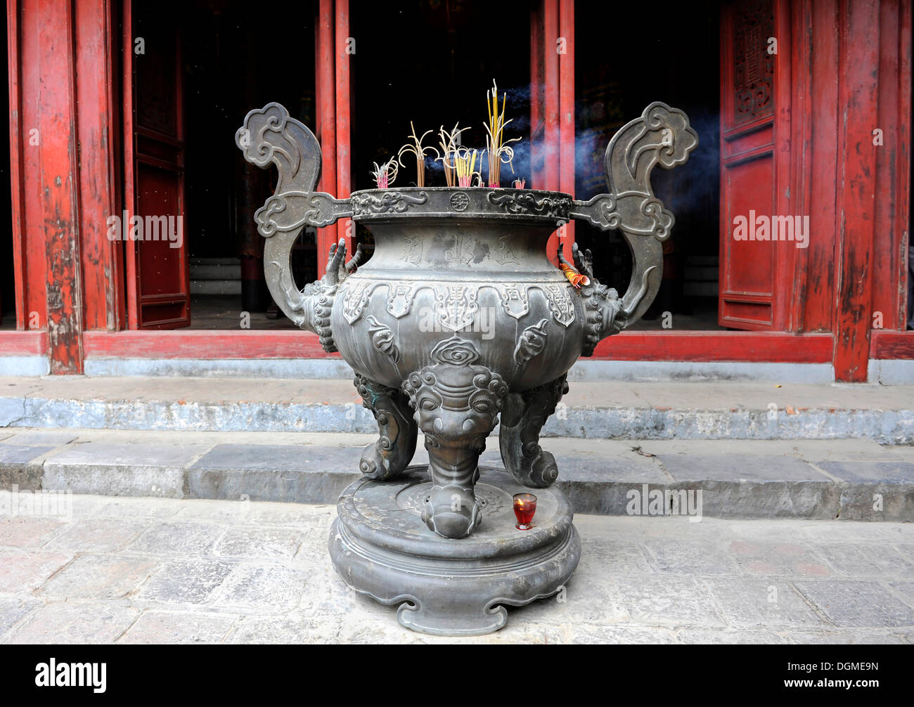 Incense sticks in vietnamese temple hi-res stock photography and images ...