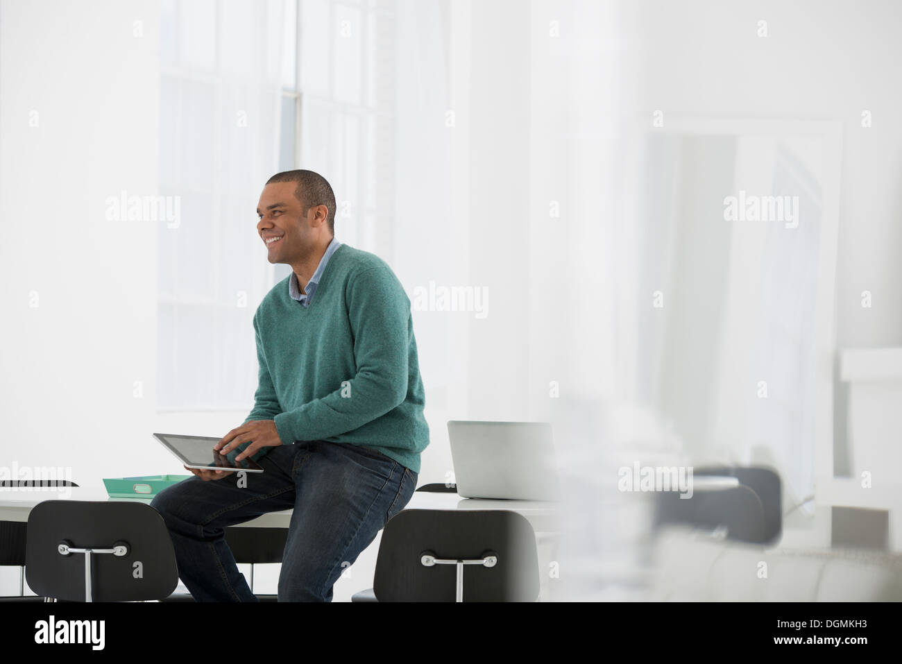 Man leaning on desk hi-res stock photography and images - Alamy