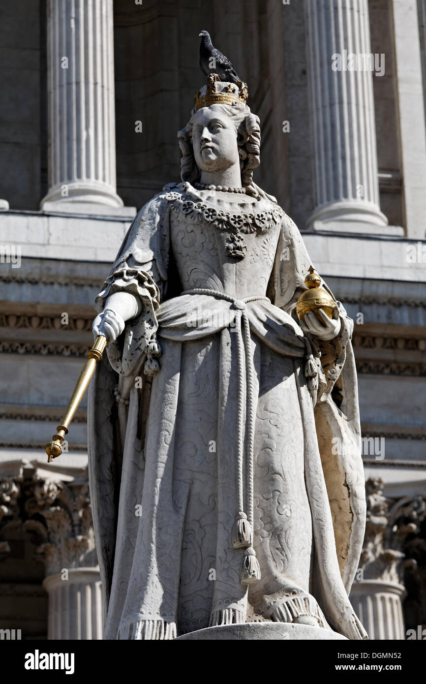 Queen Ann monument in front of St. Paul's Cathedral, London, England, United Kingdom, Europe Stock Photo