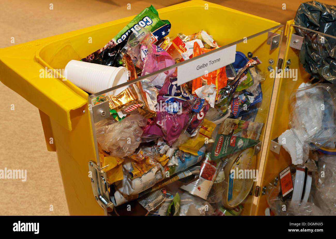 Crosssection of a yellow bin for recycling waste packaging, IdeenPark