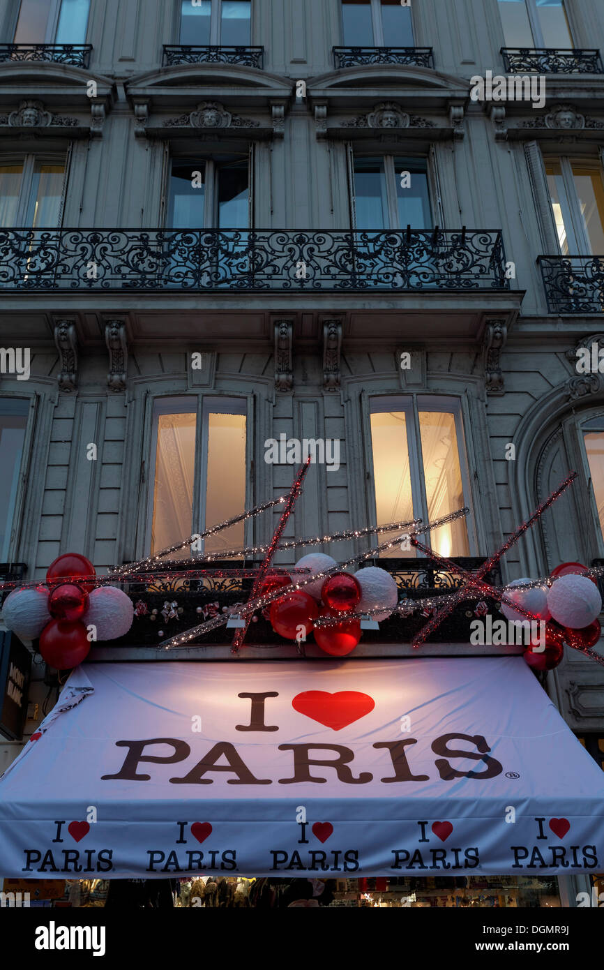 I Love Paris souvenir shop with Christmas decorations, Avenue des Champs Elysées, 8th Arrondissement, Paris, Ile-de-France Stock Photo