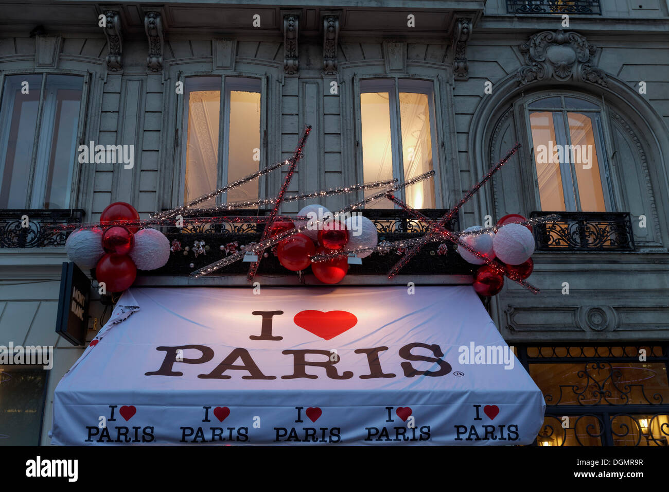 I Love Paris souvenir shop with Christmas decorations, Avenue des Champs Elysées, 8th Arrondissement, Paris, Ile-de-France Stock Photo