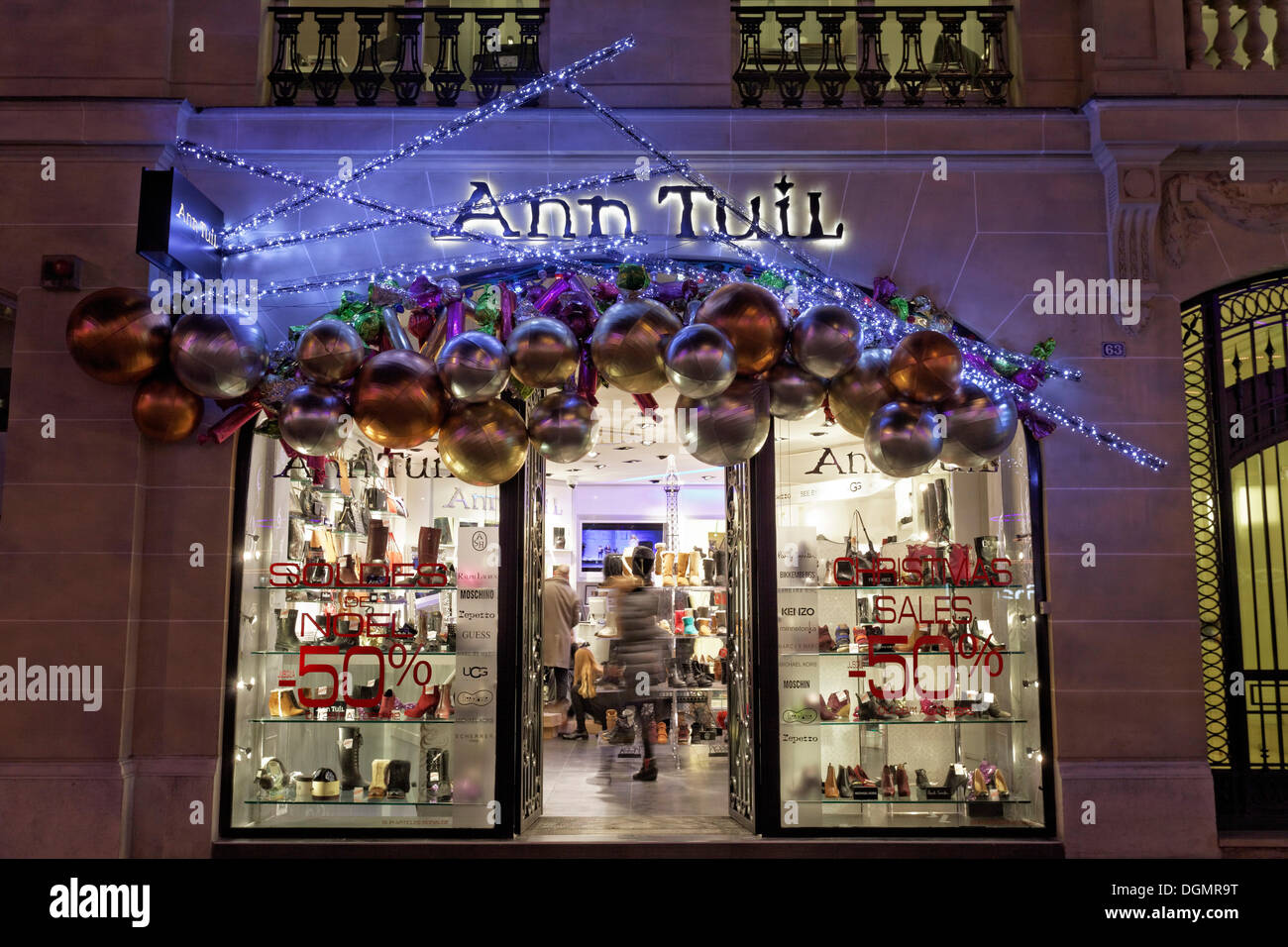 Shoe shop with Christmas decoration, Avenue des Champs-Élysées, 8th Arrondissement, Paris, Ile-de-France, France Stock Photo