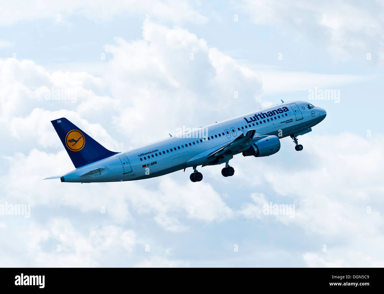 Airbus a320 lufthansa hi-res stock photography and images - Alamy