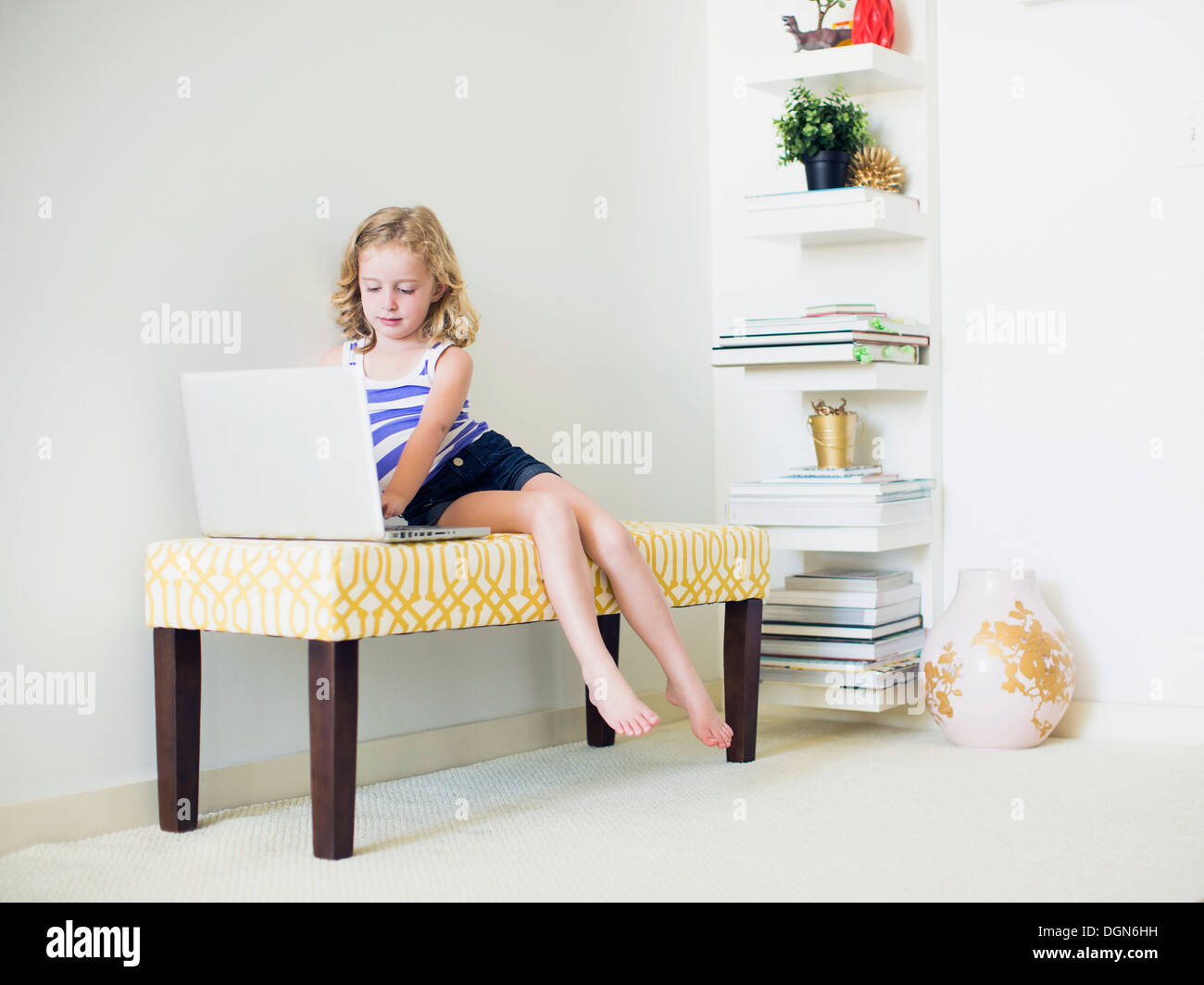 Girl sitting on bench hi-res stock photography and images - Alamy