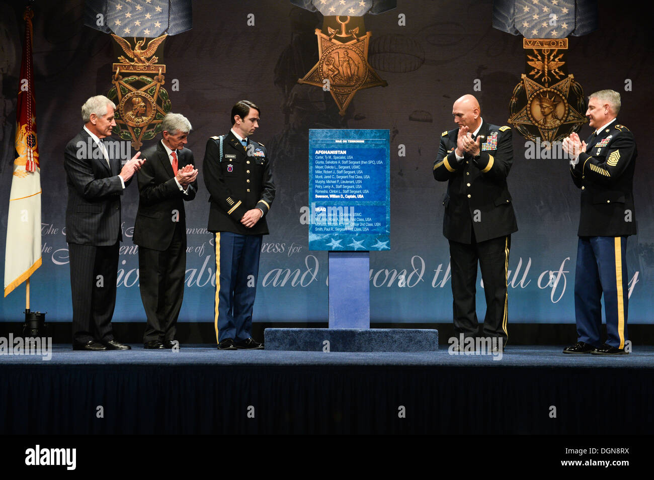 From left to right, Secretary of Defense Chuck Hagel, Secretary of the Army John McHugh, Former U.S. Army Capt. William D. Swens Stock Photo