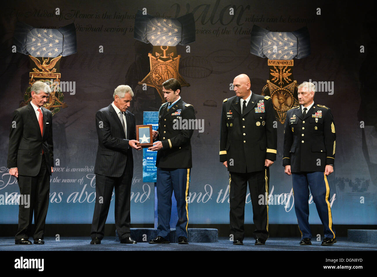 From left to right, Secretary of Defense Chuck Hagel, Secretary of the Army John McHugh, former U.S. Army Capt. William D. Swenson, Chief of Staff of the Army Gen. Raymond T. Odierno and Sgt. Maj. of the Army Raymond F. Chandler III with the Medal of Hono Stock Photo