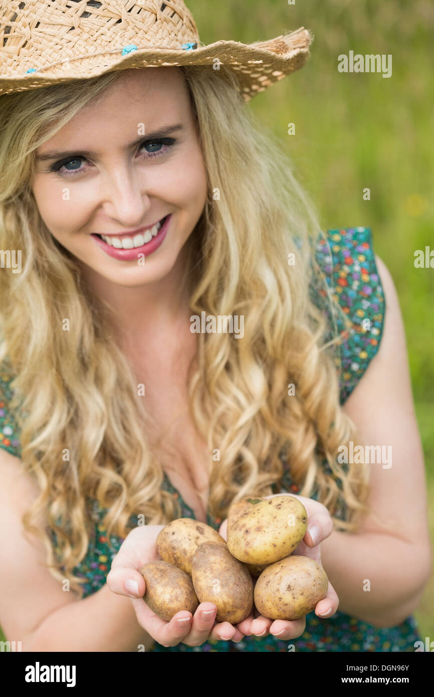 Девушка с картошкой фото Smiling woman holding some potatoes Stock Photo - Alamy