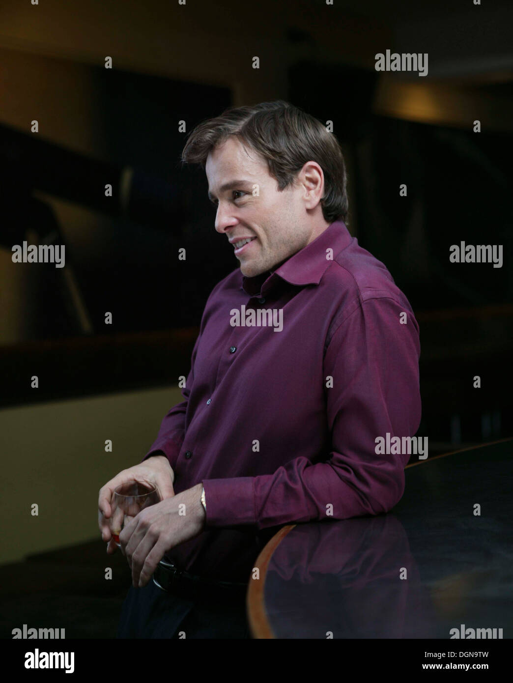 Leaning on the bar hi-res stock photography and images - Alamy