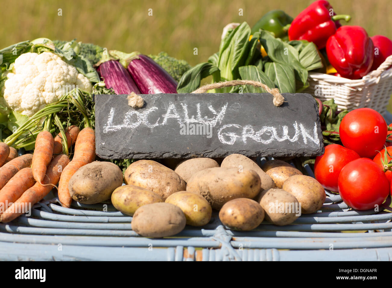 Organic vegetables on a stand at a farmers market Stock Photo - Alamy