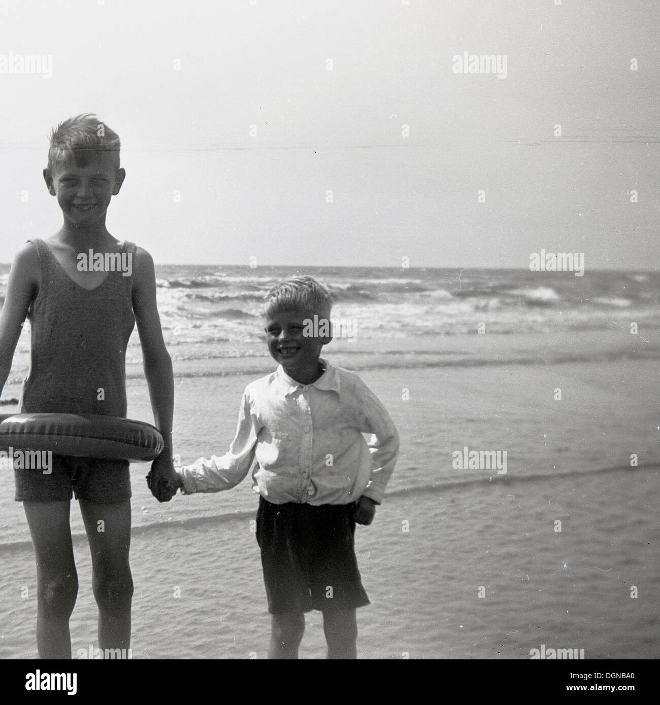 1930s family beach hi-res stock photography and images - Alamy
