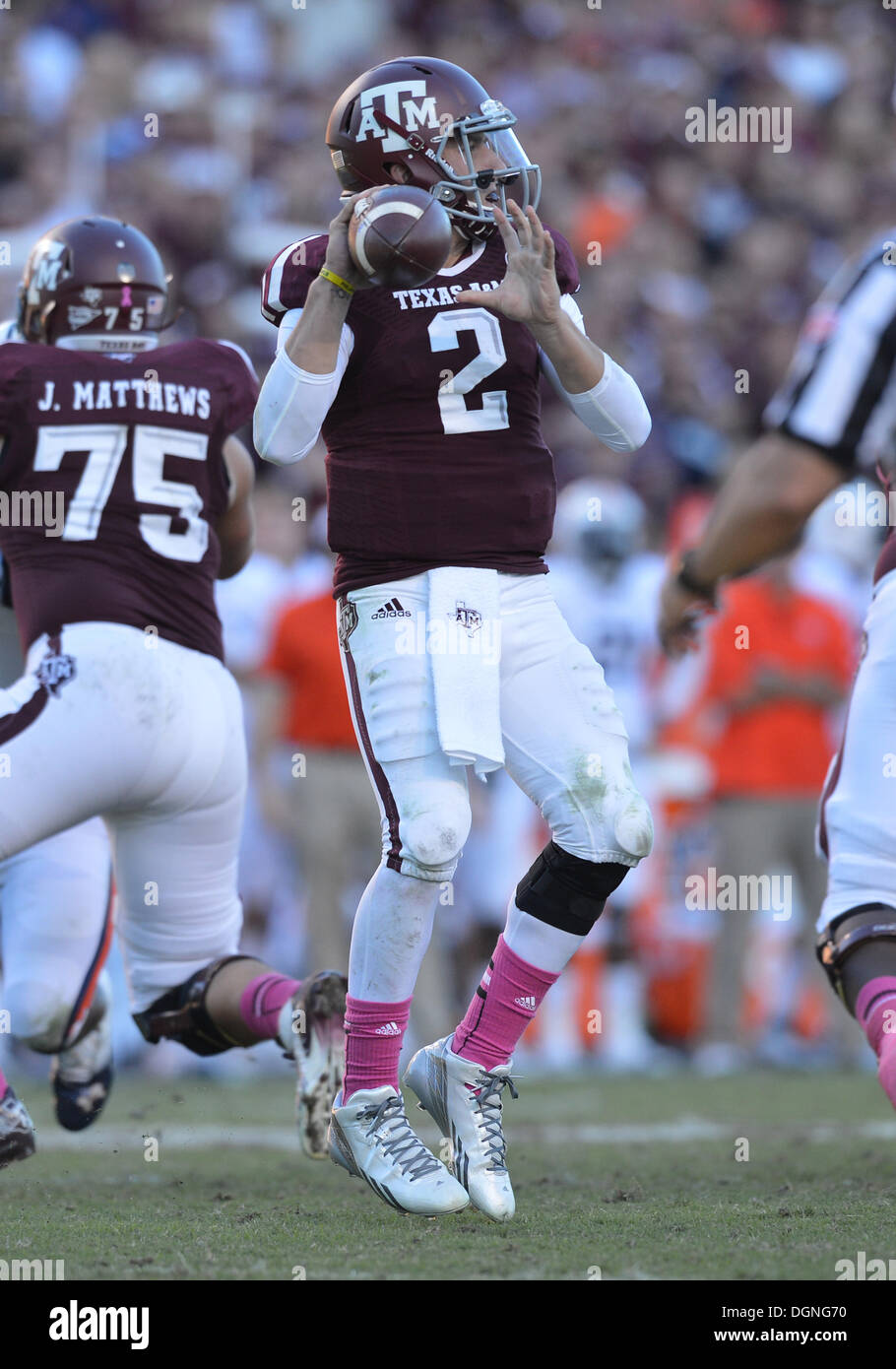 College Station, Texas, USA. 19th Oct, 2013. October 19, 2013: Texas A&M Aggies quarterback Johnny Manziel (2) in looking to throw the ball to his receivers during the NCAA football game between the Auburn Tigers and the Texas A&M University Aggies at Kyle Field Stadium in College Station, Auburn wins against Texas A&M, 45-41. © csm/Alamy Live News Stock Photo