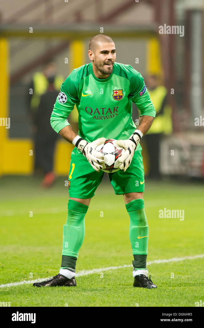 Milan, Italy. 22nd Oct, 2013. Victor Valdes (Barcelona) Football / Soccer : UEFA Champions League Group H match between AC Milan 1-1 FC Barcelona at Stadio Giuseppe Meazza in Milan, Italy . © Enrico Calderoni/AFLO SPORT/Alamy Live News Stock Photo