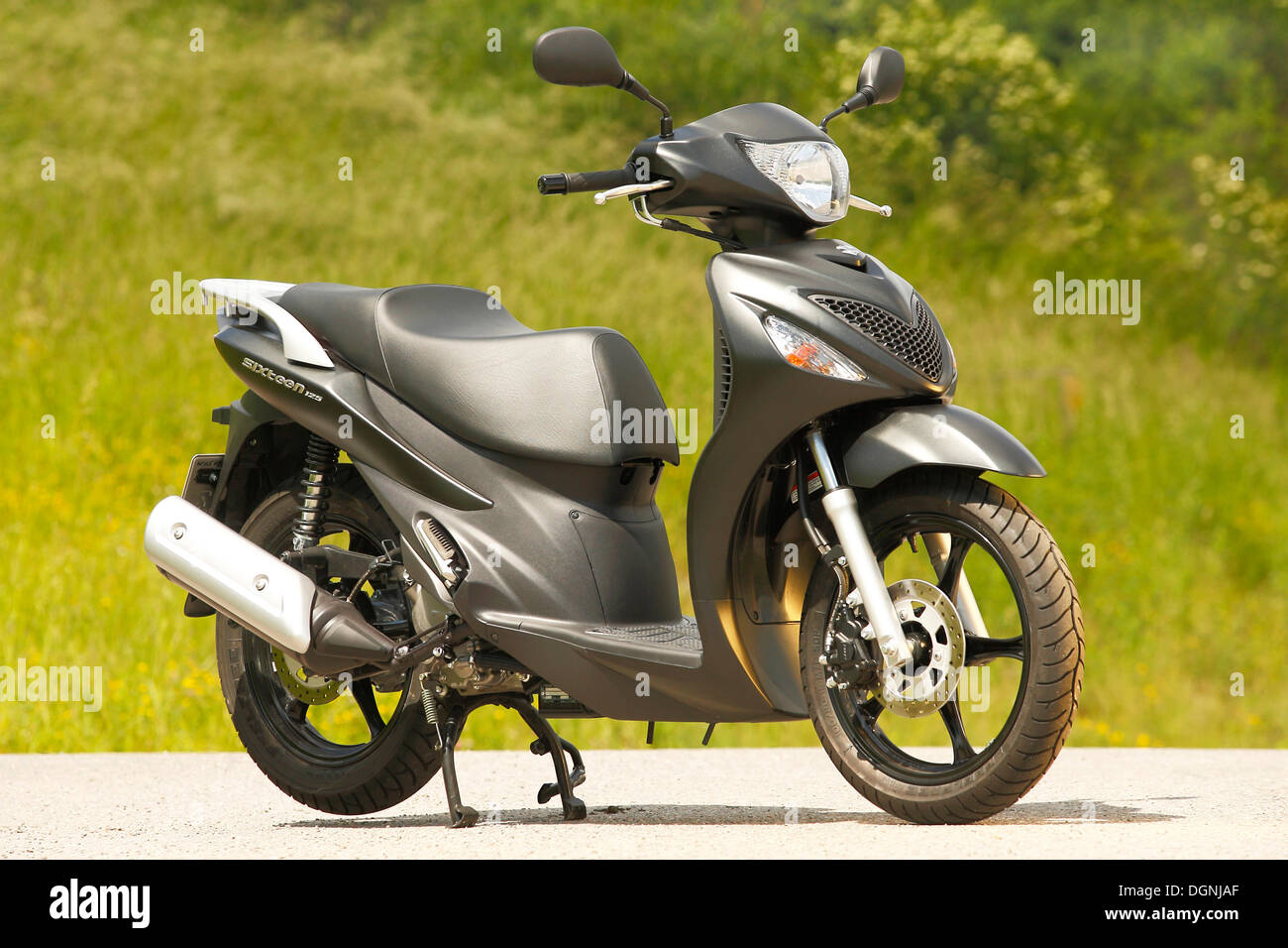 Suzuki sixteen 125 scooter hi-res stock photography and images - Alamy