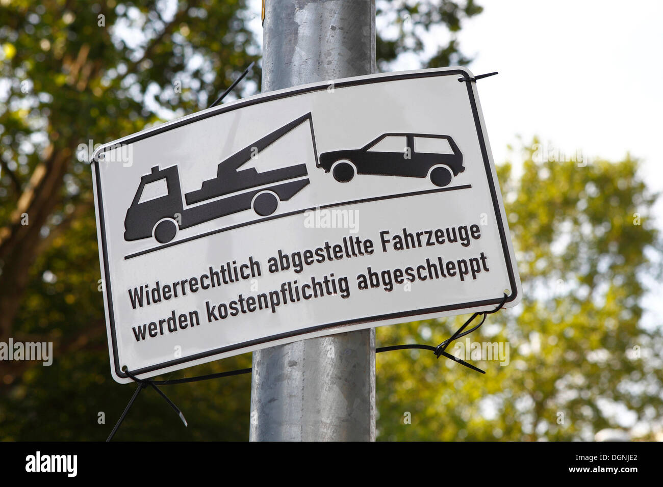 Temporarily attached sign in German for a tow-away zone, Germany Stock Photo