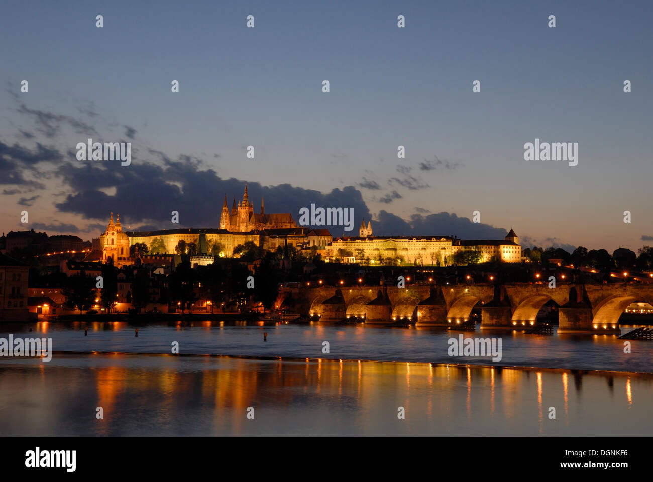 Blick ueber die Moldau zur Burg, Prag, Tschechien, Europa Stock Photo