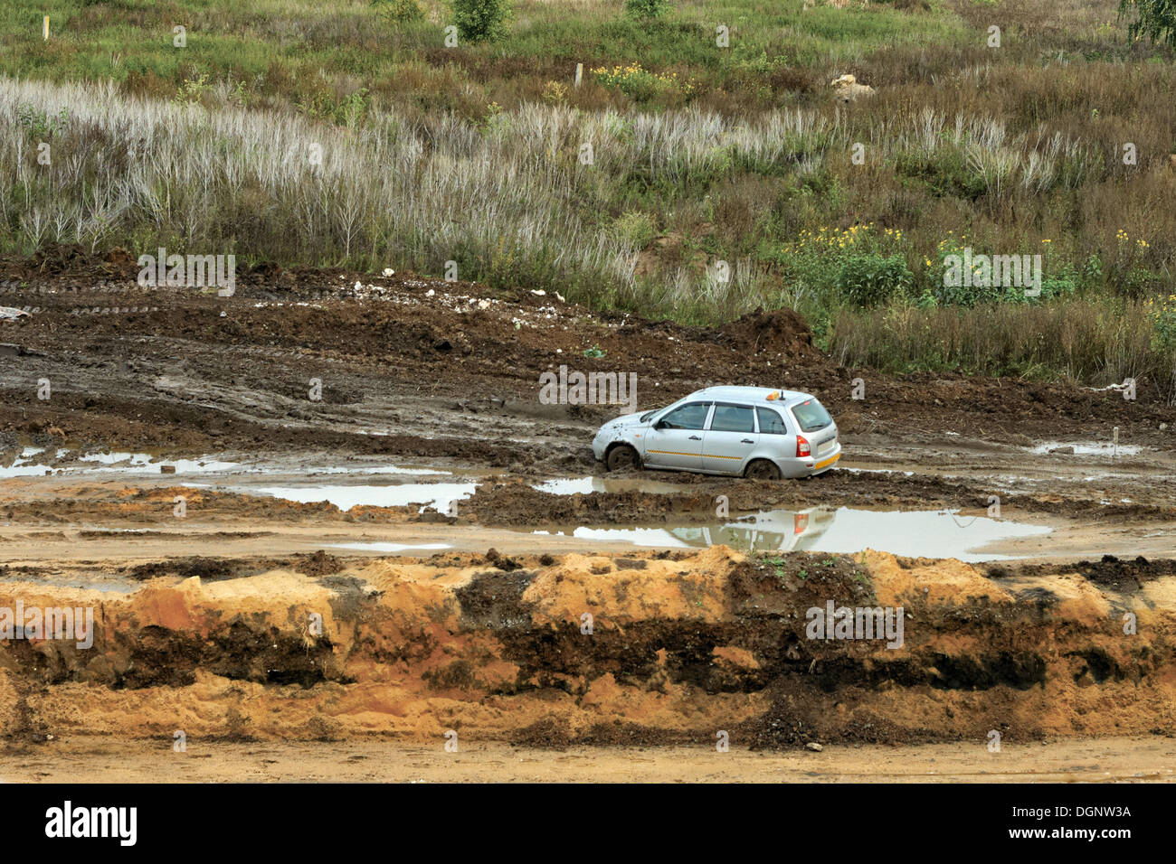 автомобиль ехал по грунтовой дороге 35