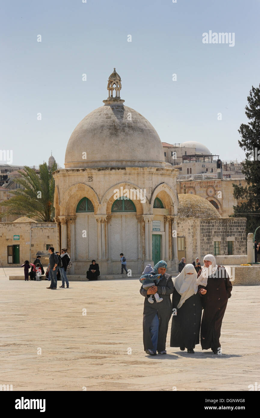 Israeli Palestinian women in front of the Ascension Church with its Byzantine dome on the Temple Mount, Muslim Quarter, Old City Stock Photo