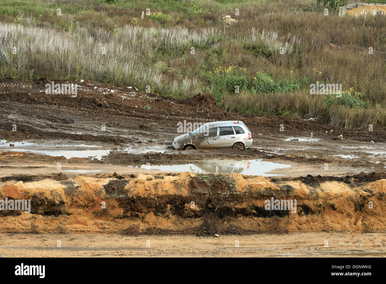 Hundreds of cars stuck in mud rivers on California roads Hundreds of cars stuck in mud rivers on California roads