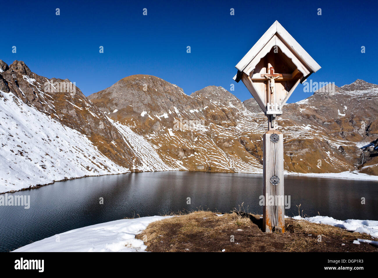 Wayside cross at Wilder See Lake, peaks of Mt Wilde Kreuzspitze at back, Pfunderer Berge, Alpen, South Tyrol province Stock Photo