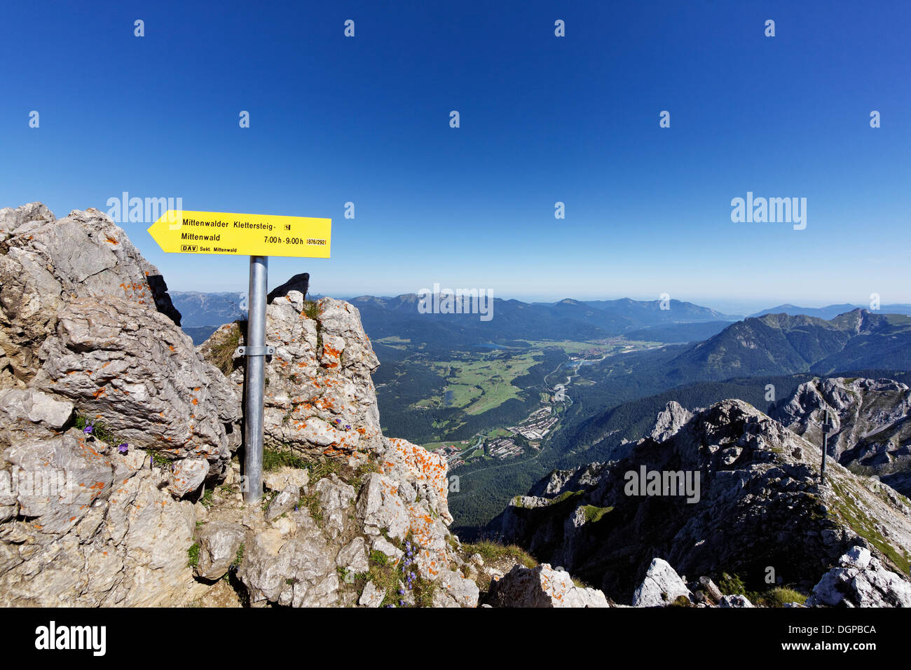 Signpost, Noerdliche Linderspitze mountain, Mittenwalder Klettersteig fixed rope route, also known as Mittenwalder Hoehenweg Stock Photo