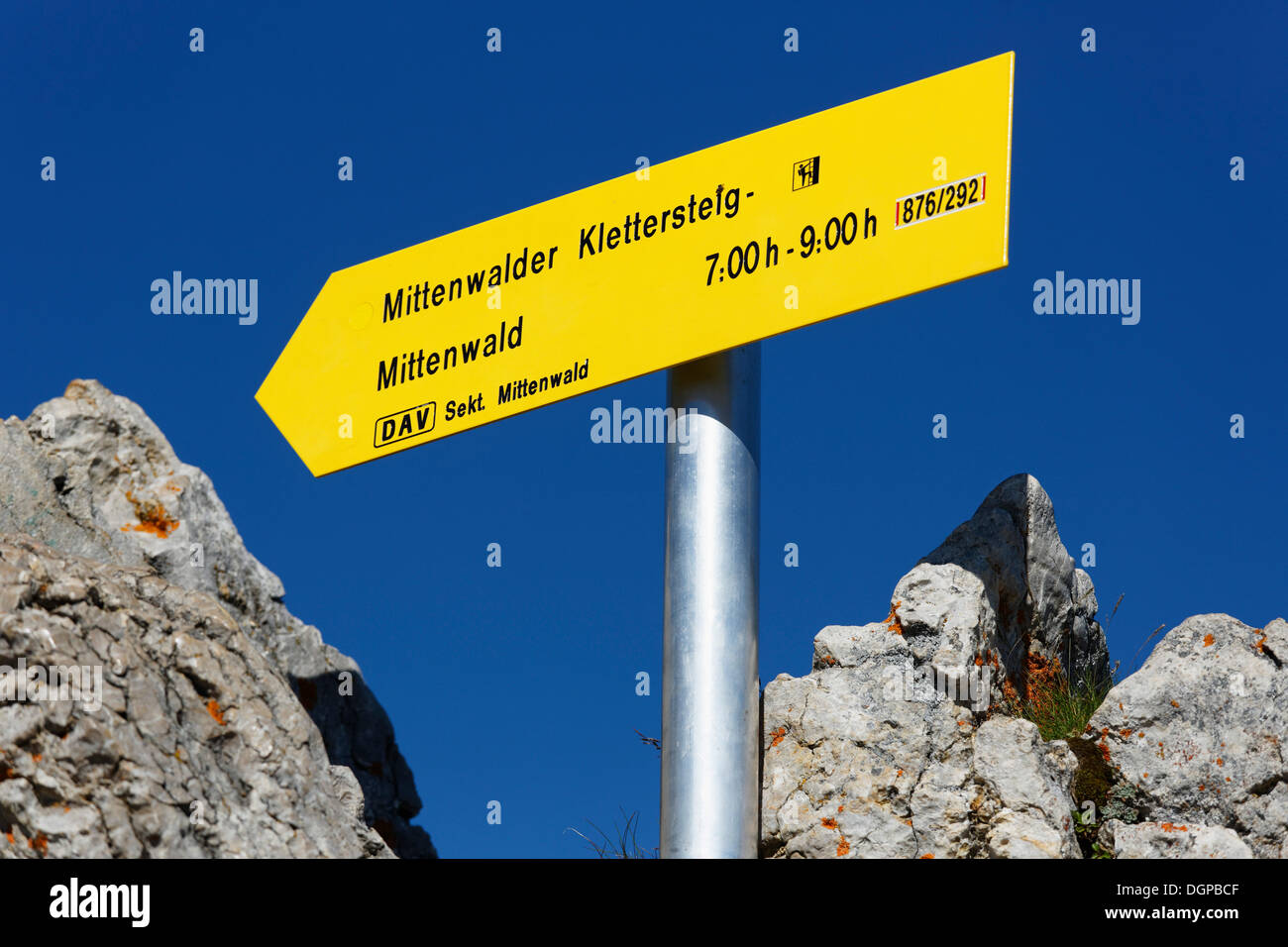 Signpost, Noerdliche Linderspitze mountain, Mittenwalder Klettersteig fixed rope route, also known as Mittenwalder Hoehenweg Stock Photo