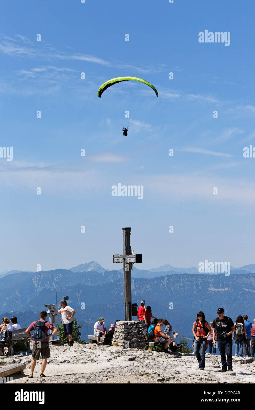 Paraglider paragliding over the summit cross of Kehlstein Mountain, Berchtesgaden, Berchtesgadener Land, Upper Bavaria, Bavaria Stock Photo