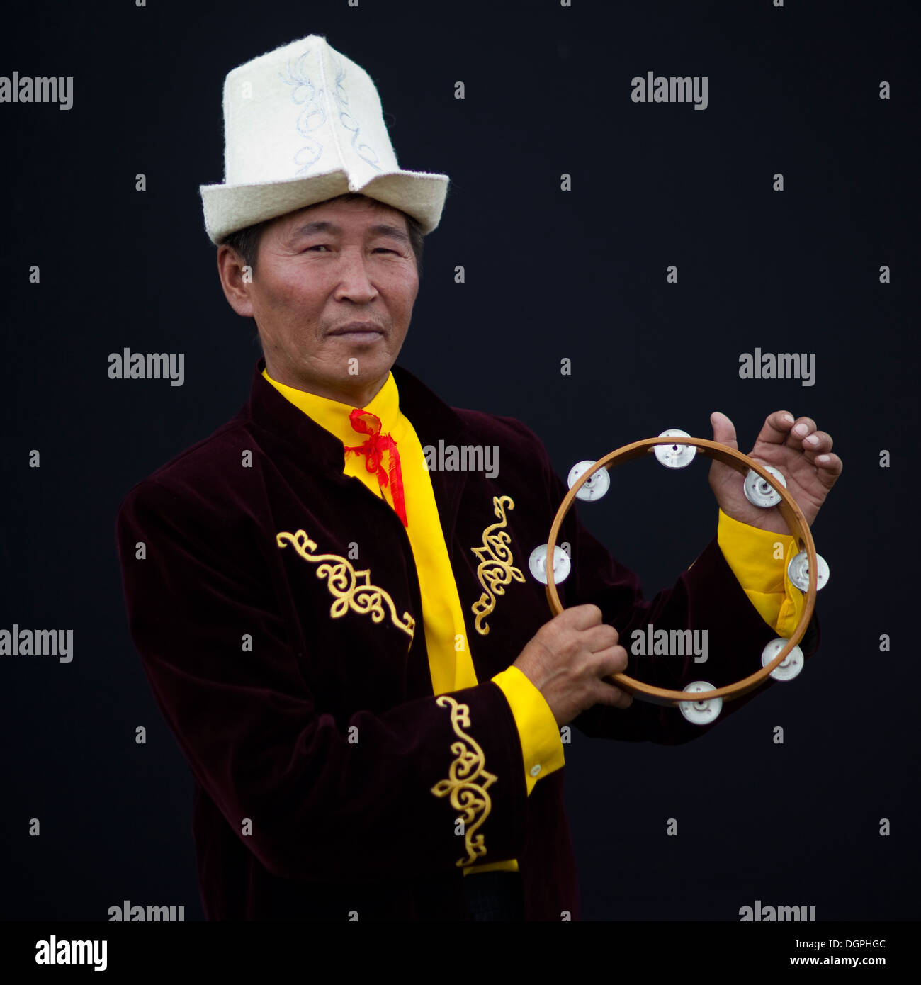 Hat playing. Бакай калпак киргизы. Национальный головной убор киргизов. Национальная шапка киргизов. Кыргызская Национальная одежда Бакай калпак.