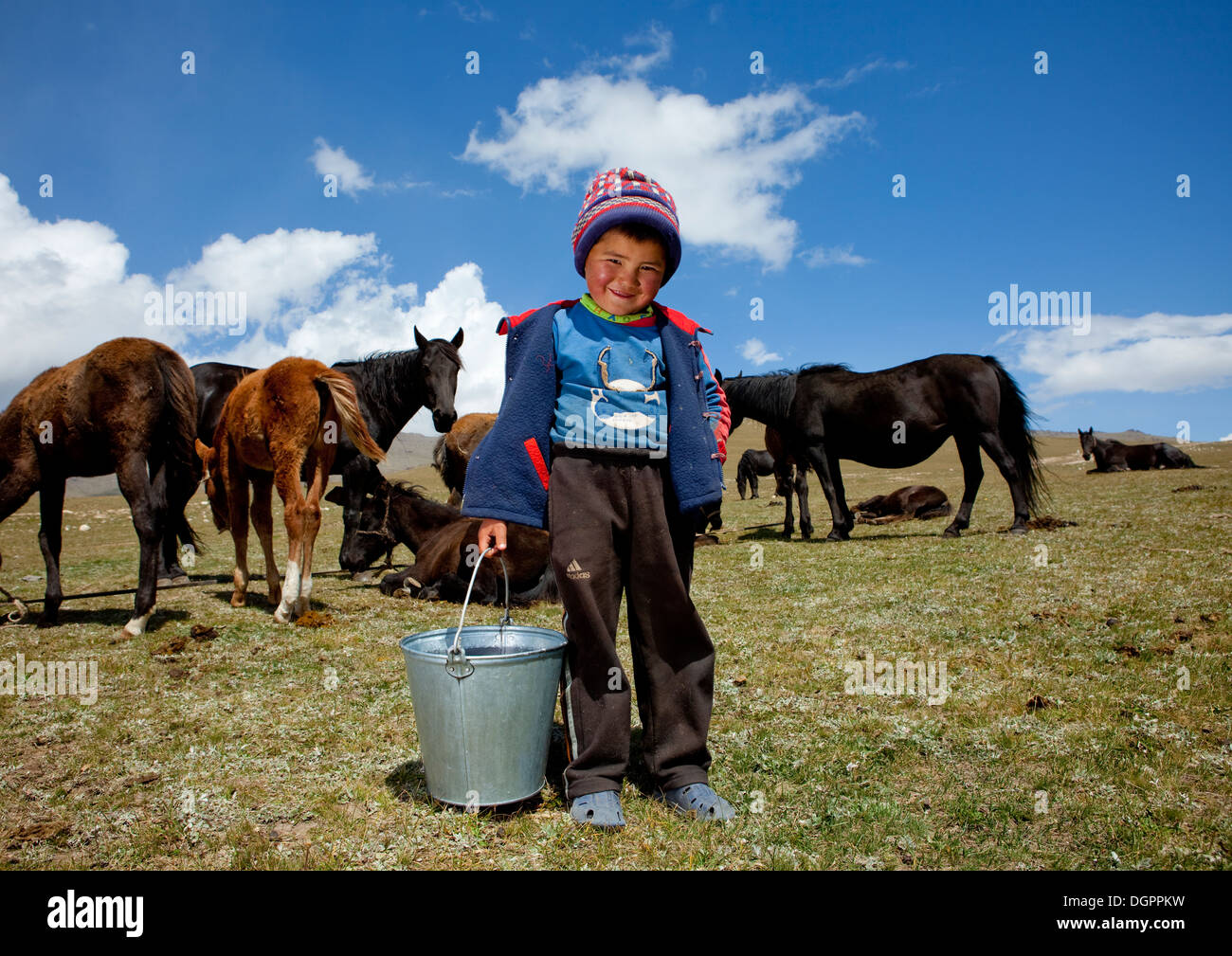 Маленький киргиз. Степь для детей. Малыш кыргыз. Киргизский мальчик. Младенцы киргизов.