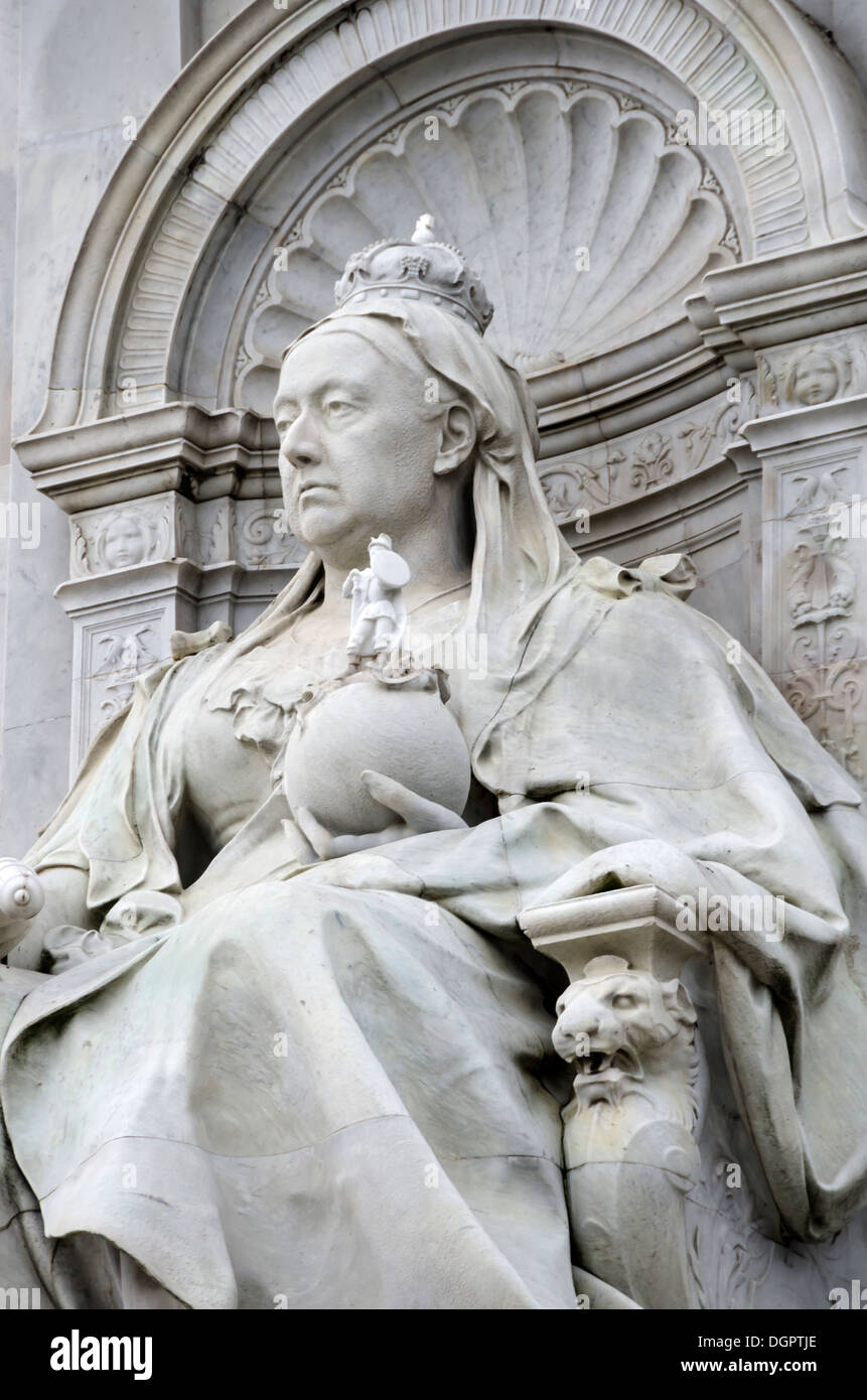 Statue of Queen Victoria Stock Photo Alamy