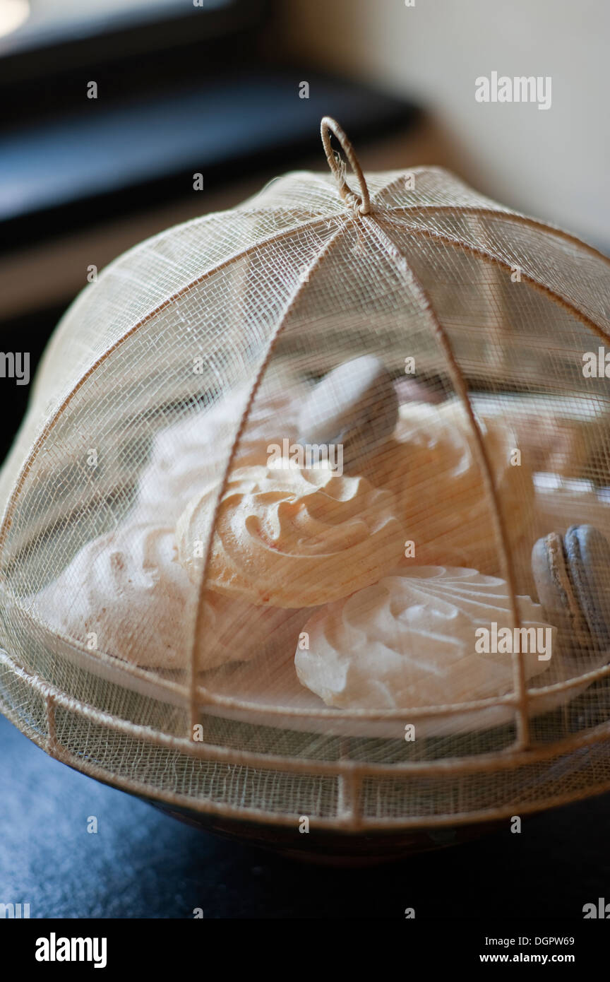 Base de rangement en céramique blanche avec de la vaisselle dans la cuisine  Photo Stock - Alamy