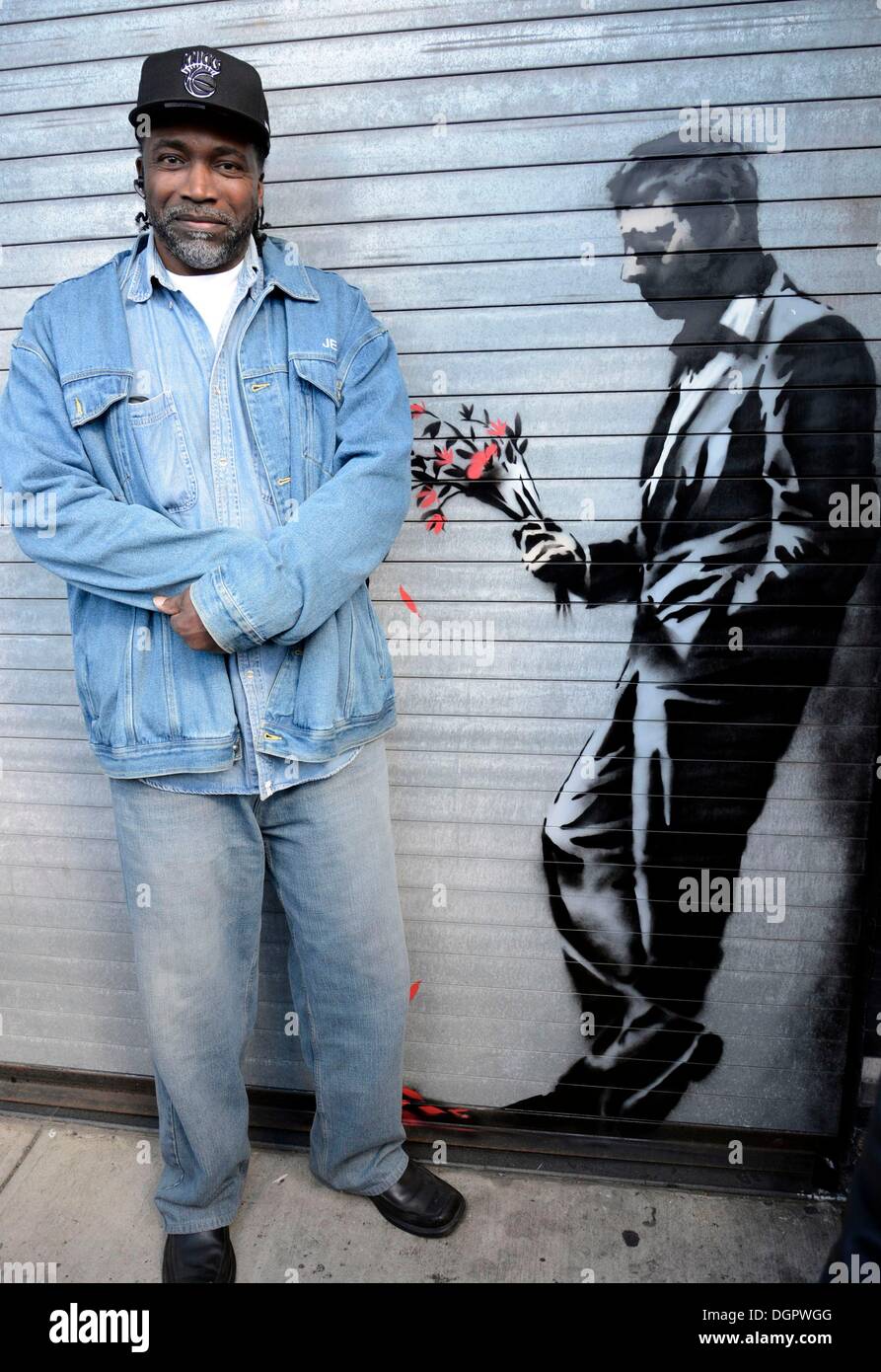 Alonline Art - New York Waiting In Vain II par Banksy | Image encadrée noire imprimée sur une toile 100 % coton, attachée au panneau de mousse | Cadre prêt à accrocher