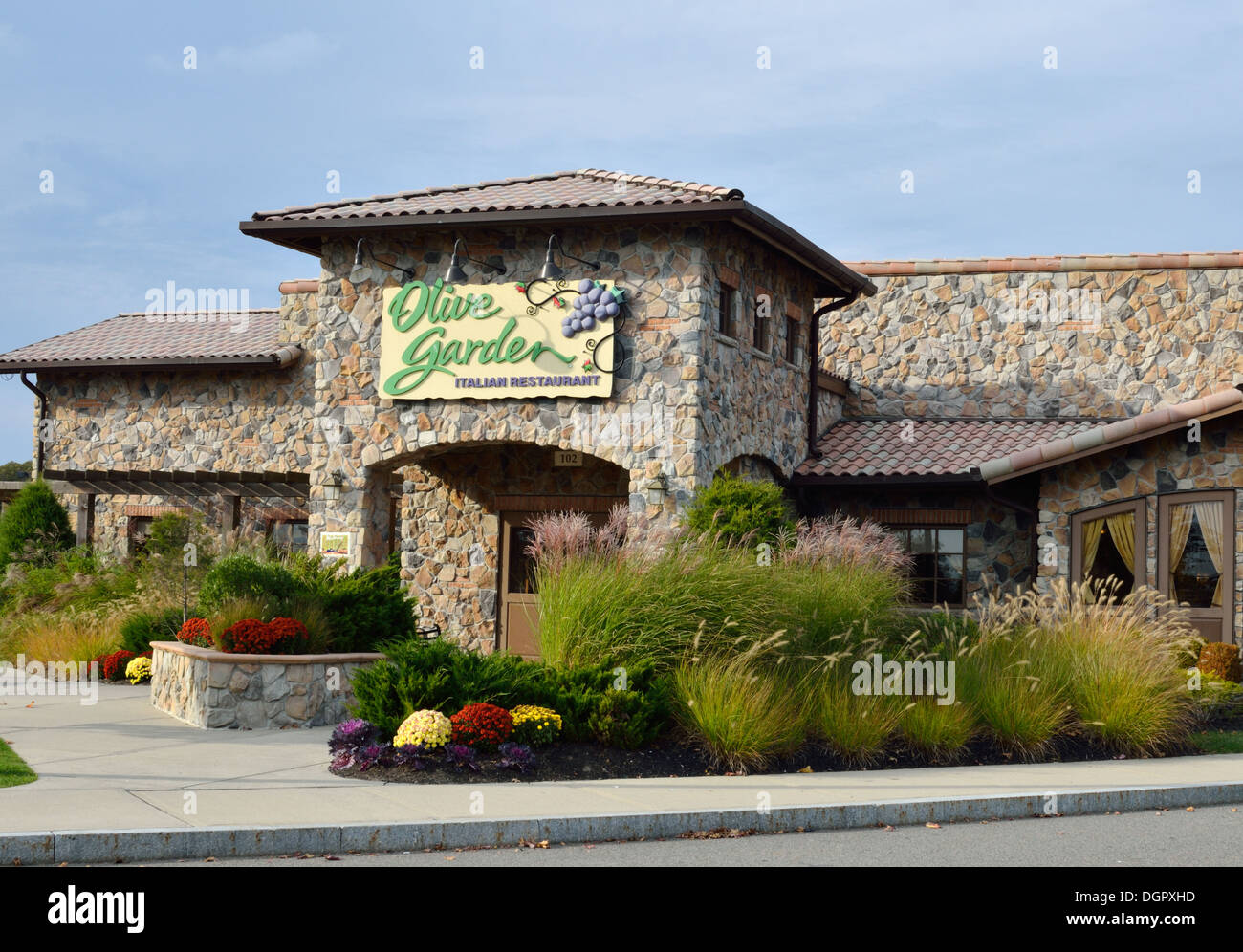 Exterior entrance of Olive Garden restaurant with sign Plymouth, Massachusetts USA Stock Photo