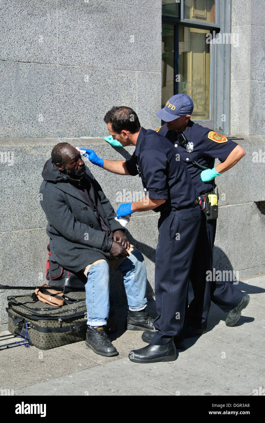 san francisco police give first aid to homeless man in Tenderloin Stock