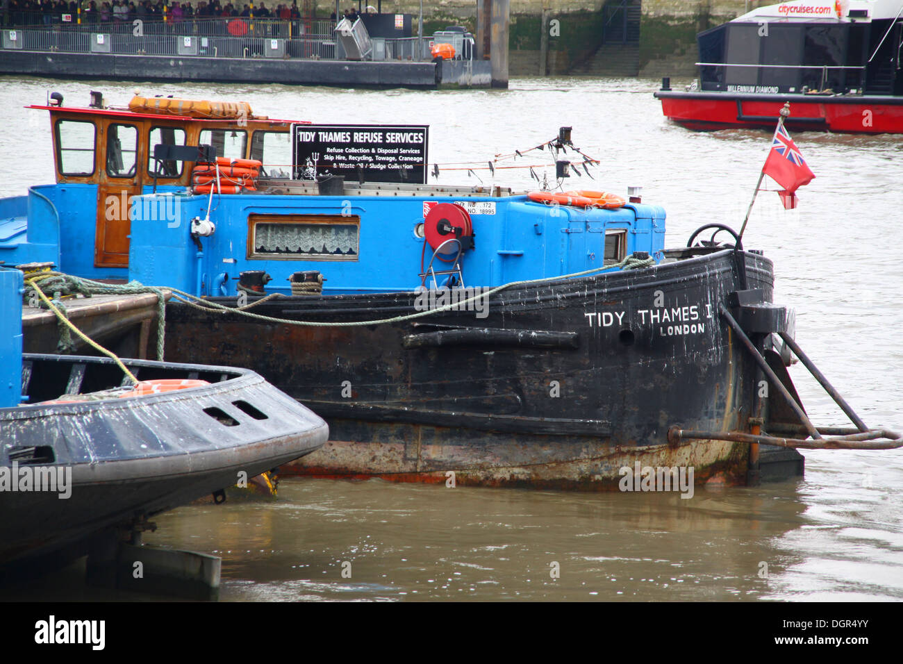 Tidy Thames 1 refuse collection boat Stock Photo Alamy
