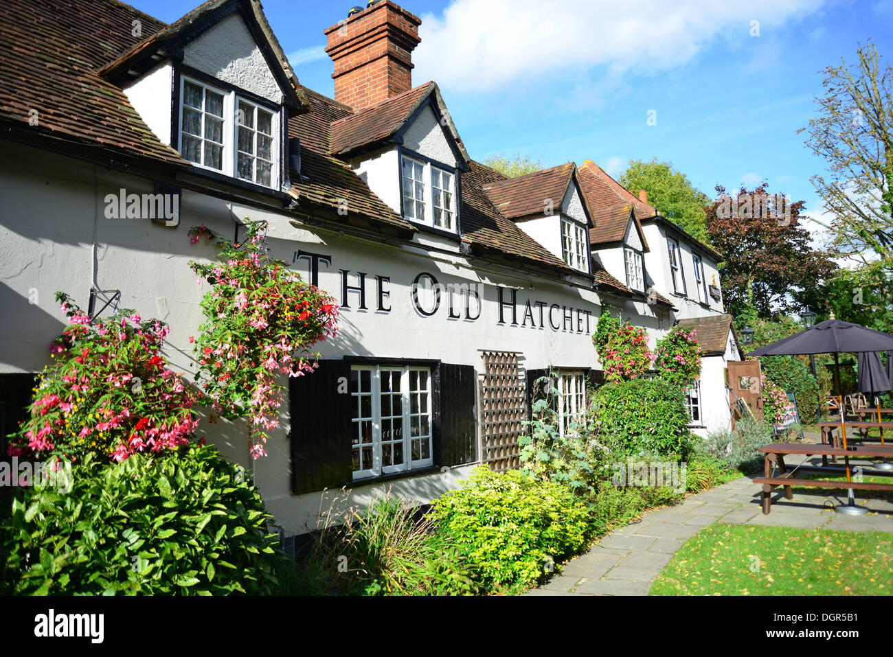 16th century 'The Old Hatchet' pub, Hatchet Lane, Cranbourne, Berkshire, England, United Kingdom Stock Photo