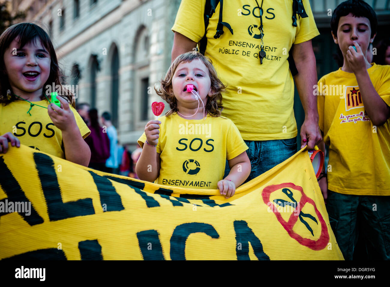 Barcelona, Spain. October 24th, 2013: Little children await a demonstration against austerity measures and the 'law Wert' during a three day long education strike through the city of Barcelona. © matthi/Alamy Live News Stock Photo
