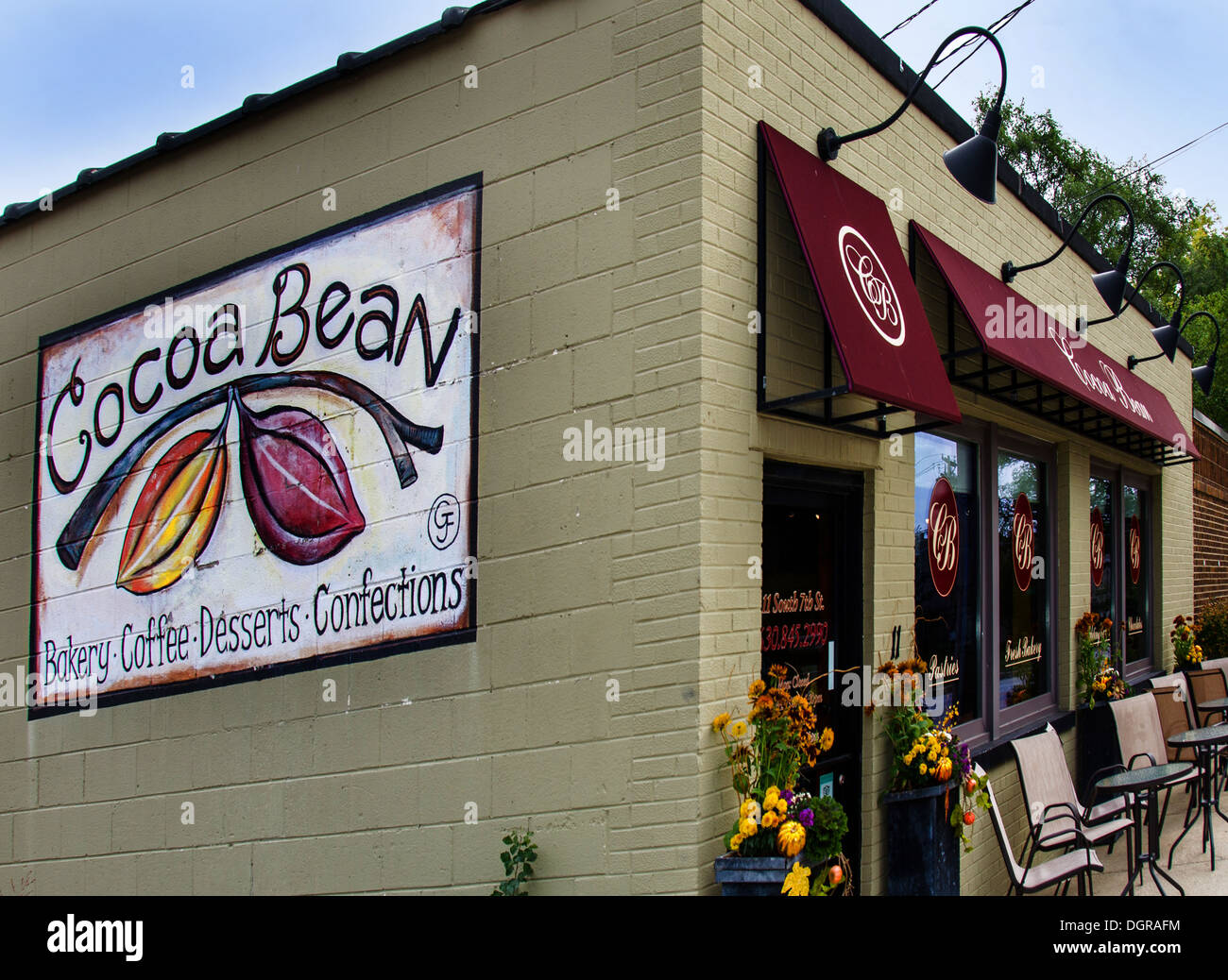 The Cocoa Bean is a popular bakery in Geneva, Illinois, a town along the Lincoln Highway. Stock Photo