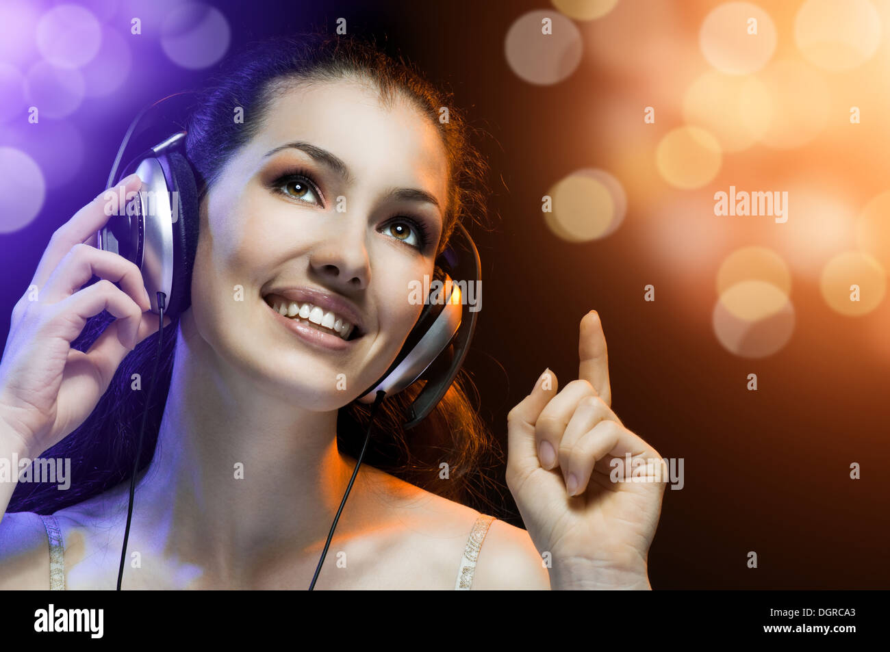 Музыка которую поет девушка. Девушка в студии звукозаписи. Девушка в наушниках фото. Музыка которую поет девушка. Музыка которую поет девушка.