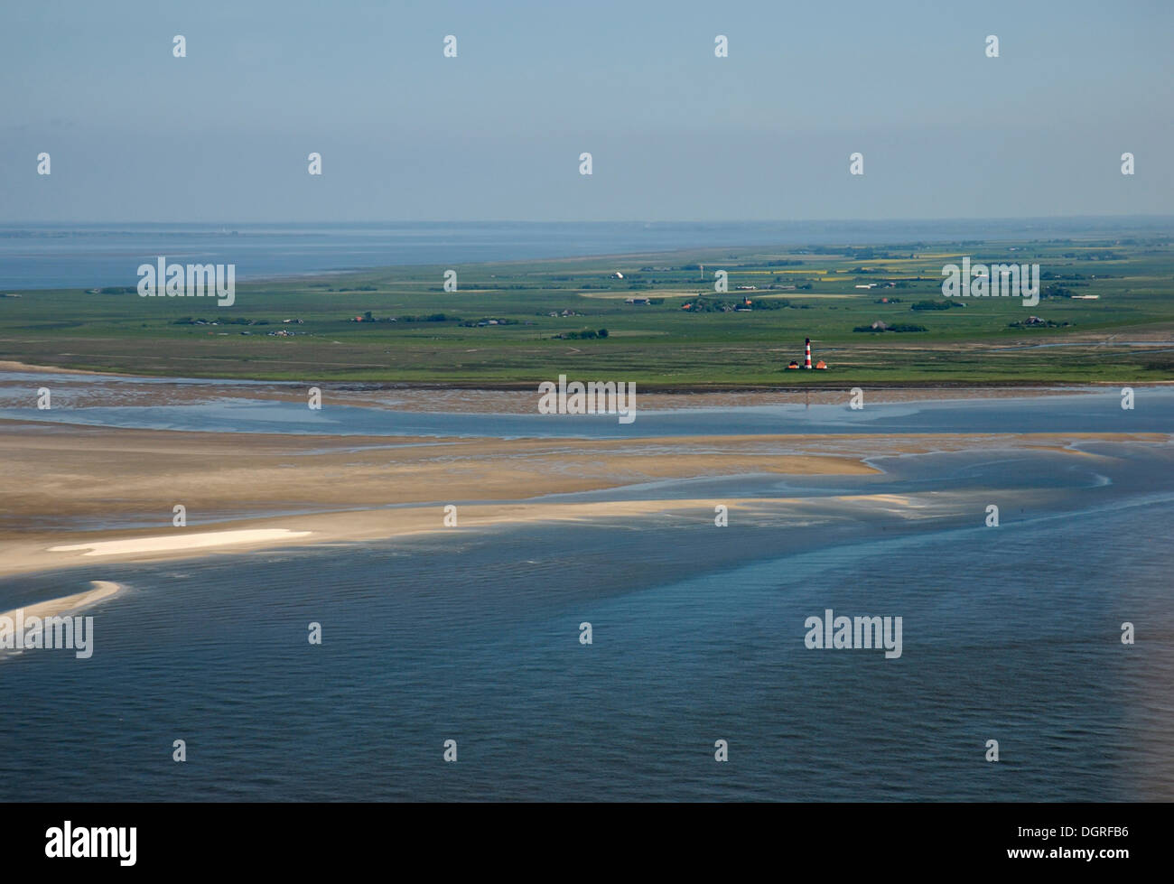 View of the Westerhever lighthouse with an offshore barrier beach, sand bank and the hinterland of the Eiderstedt peninsula, Stock Photo