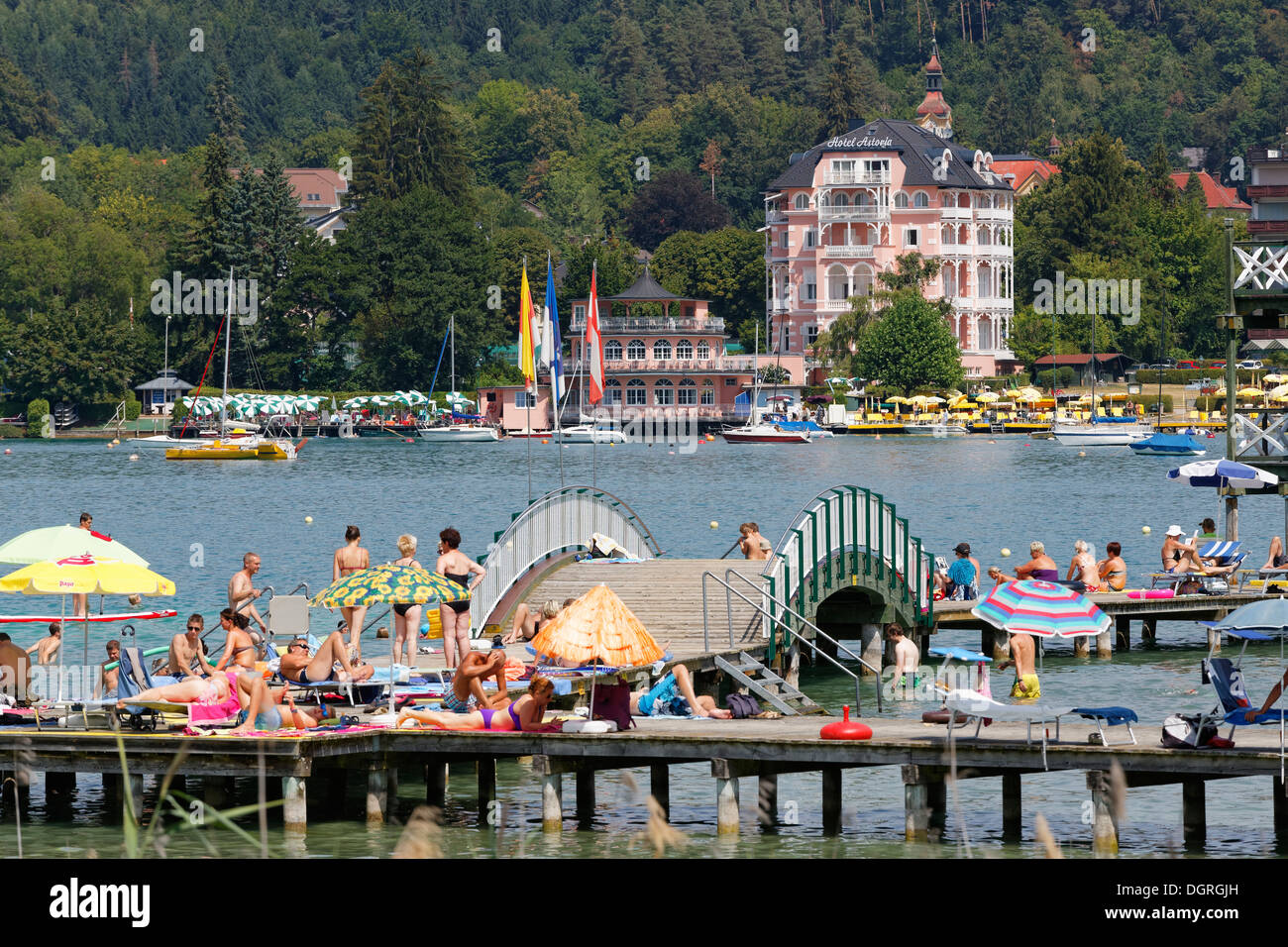 Austria, Carinthia, Portschach, People at Promenadenbad at lake Worthersee Stock Photo