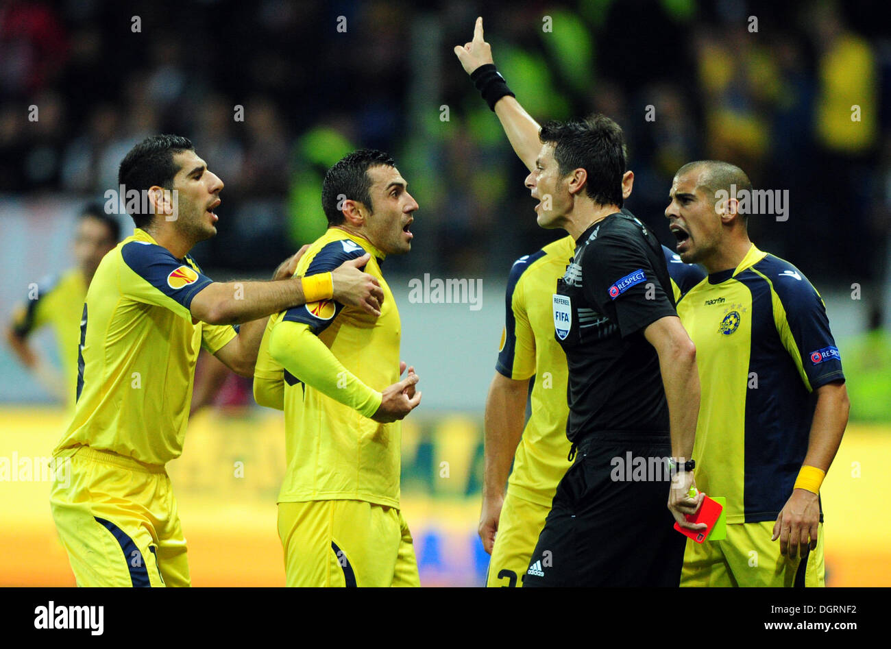 Frankfurt Main, Germany. 24th Oct, 2013. Tel Aviv's Eytan Tibi (L-R) and Nikola Mitrovic yell at referee Antonio Damato after he issues a yellow-red card to Tal Ben Haim (R) during the Europa League Group F match between Eintracht Frankfurt and Maccabi Tel Aviv at Frankfurt Stadium in Frankfurt Main, Germany, 24 October 2013. Photo: DANIEL REINHARDT/dpa/Alamy Live News Stock Photo