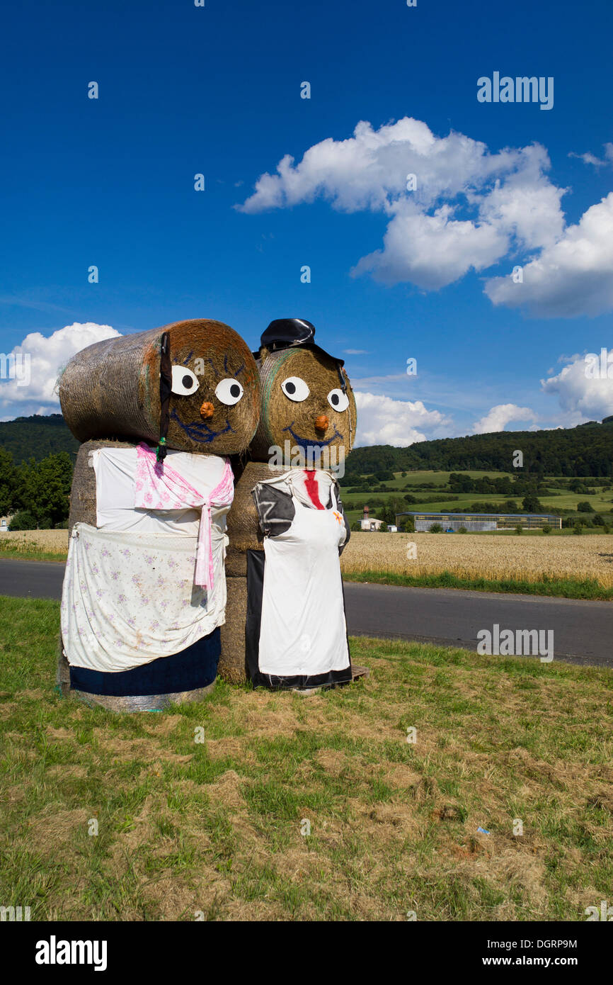 Figure of a couple, assembled from straw bales, traditional Thanksgiving custom, H, Unterbreizbach, Thuringia, Germany Stock Photo