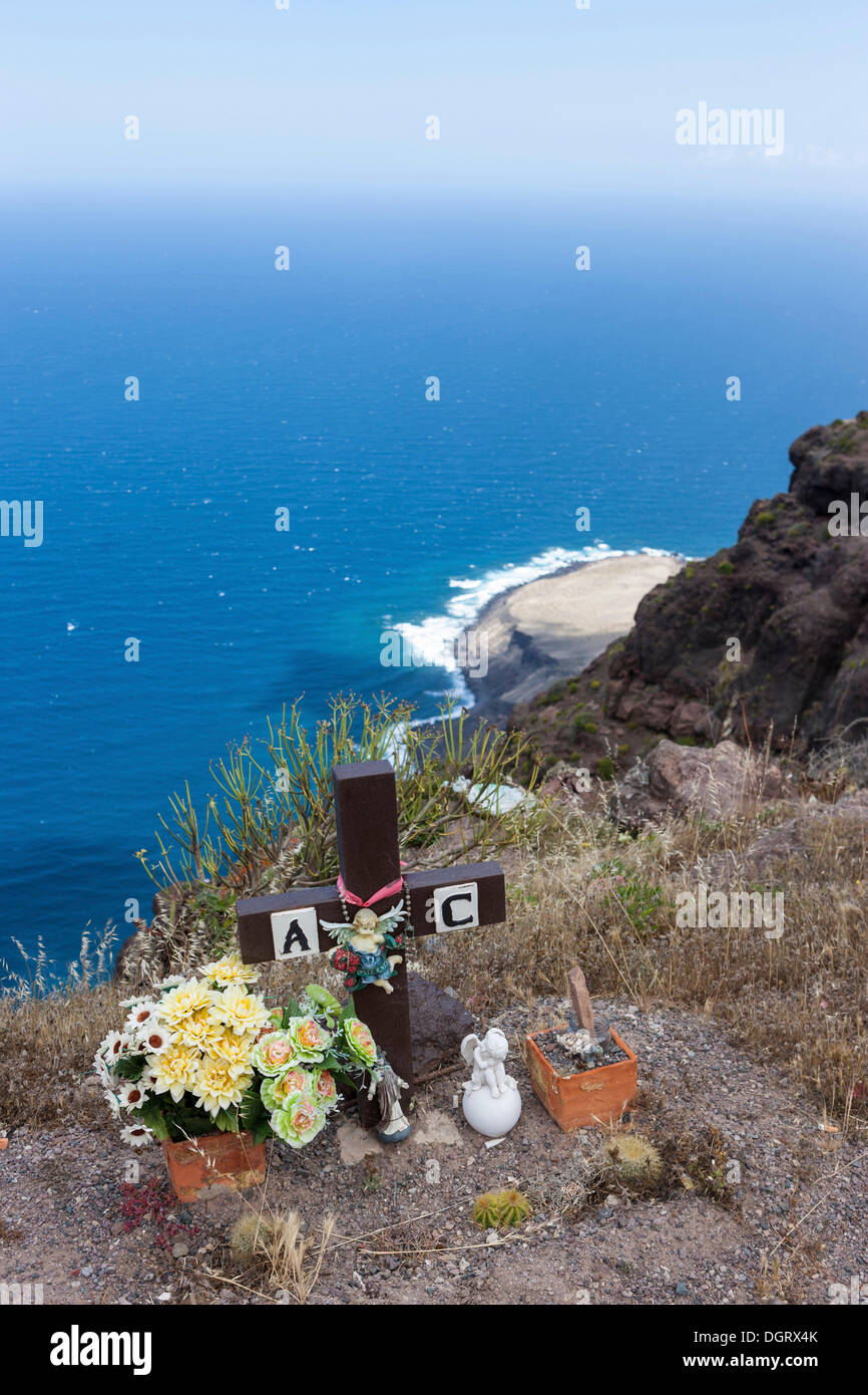 Commemorative cross in remembrance of a person who fell down the cliffs, cliff coast near Casas de Tirma de San Nicolás Stock Photo