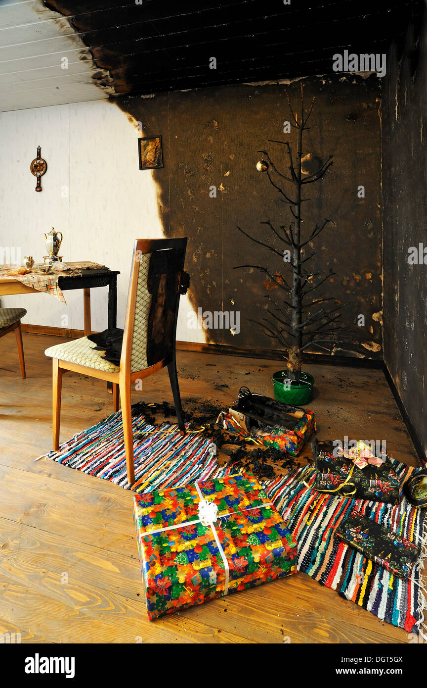Living room fire caused by burning candles on a Christmas tree, displayed scene, "Feuer und