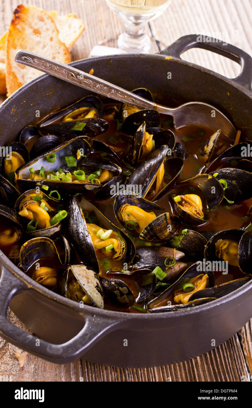 mussels in red sauce Stock Photo Alamy