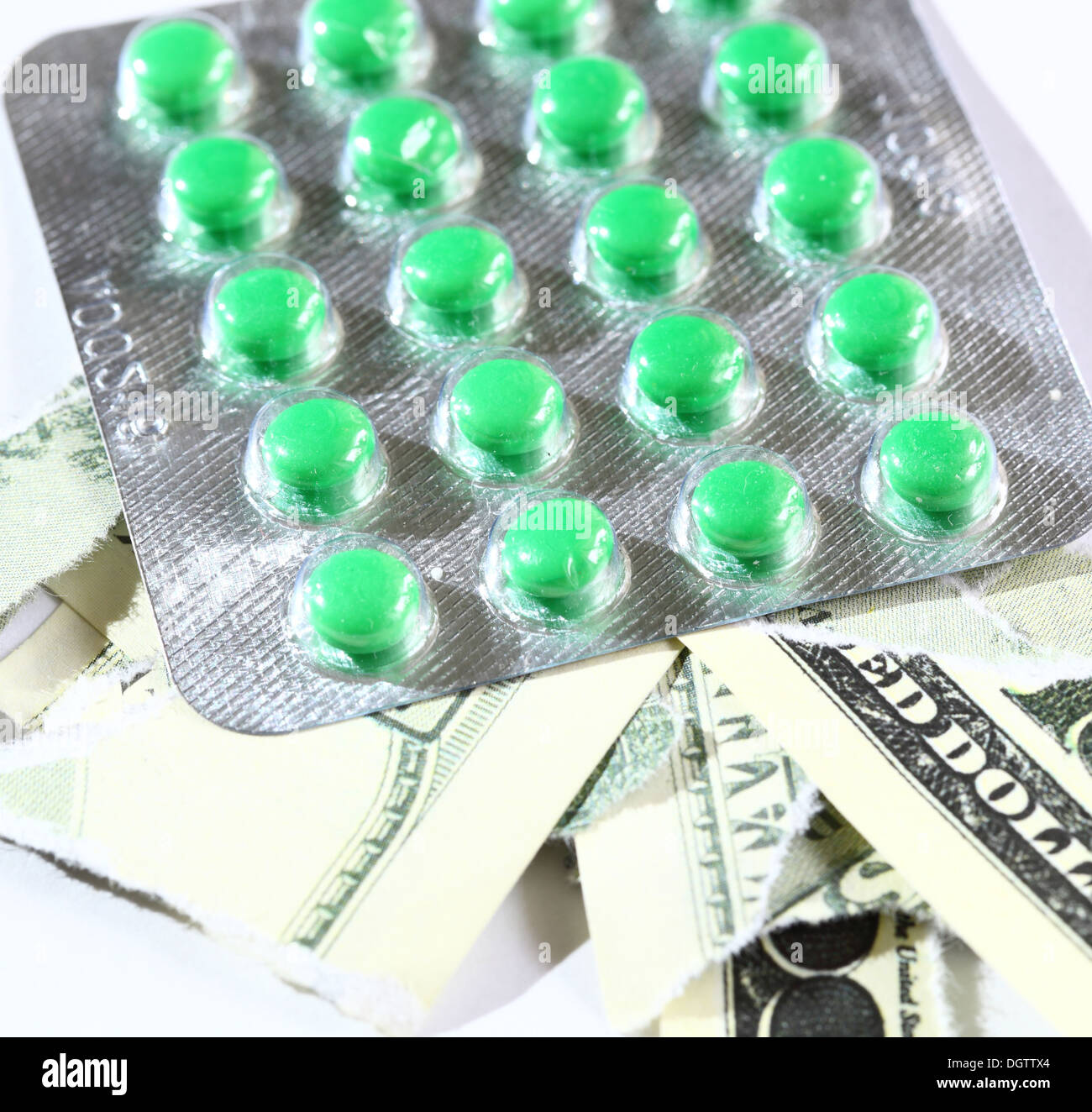 Зеленые антибиотики. Зеленые таблетки. Зеленые таблетки название. Маленькие зеленые таблетки. Таблетки в зеленом блистере.