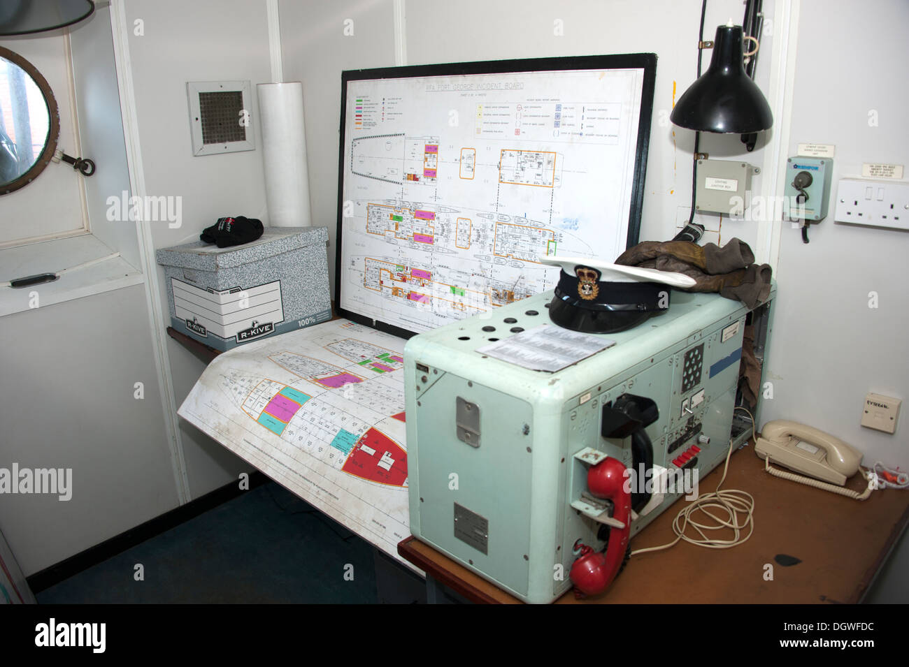 Royal navy ship communications hires stock photography and images Alamy